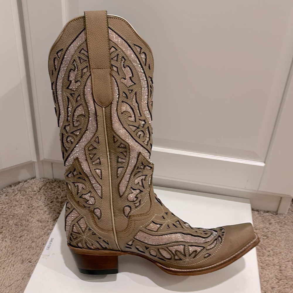 Beautiful handcrafted lathe boots great
w jeans better w a LBD. lightly worn